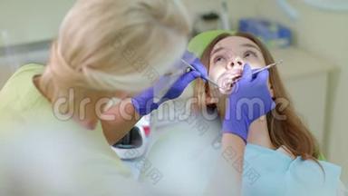 牙<strong>医用医用</strong>手套检查病人牙齿。 病人的牙科治疗
